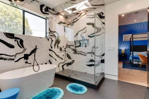 Posh Luxury Modern Home with Pool Spa and Rooftop Deck in Encino