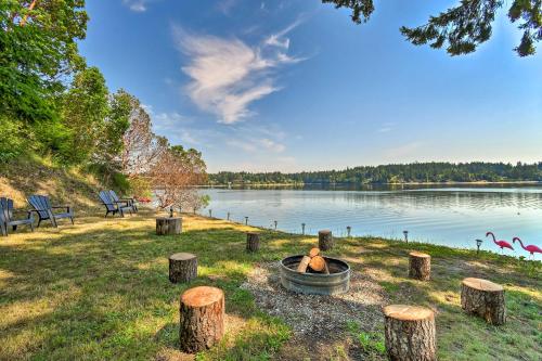 Dreamy Wooded Cabin with Private Beach and Kayaks!