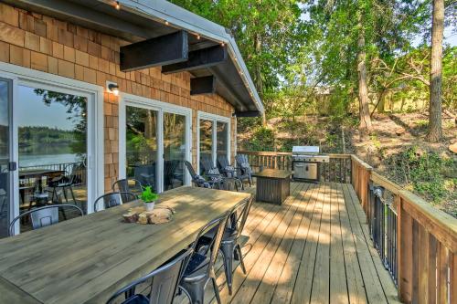 Dreamy Wooded Cabin with Private Beach and Kayaks!