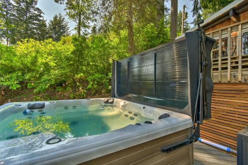 Dreamy Wooded Cabin with Private Beach and Kayaks!