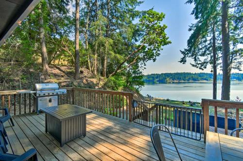 Dreamy Wooded Cabin with Private Beach and Kayaks!