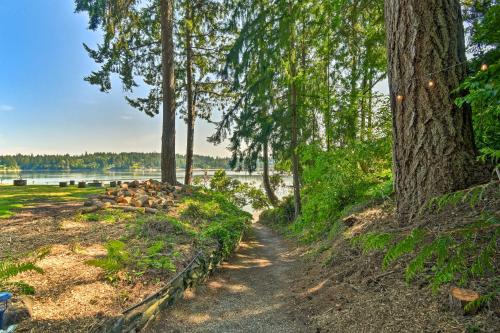 Dreamy Wooded Cabin with Private Beach and Kayaks!