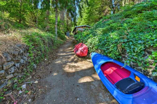 Dreamy Wooded Cabin with Private Beach and Kayaks!