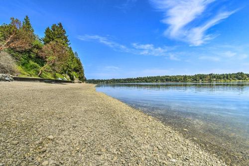 Dreamy Wooded Cabin with Private Beach and Kayaks!