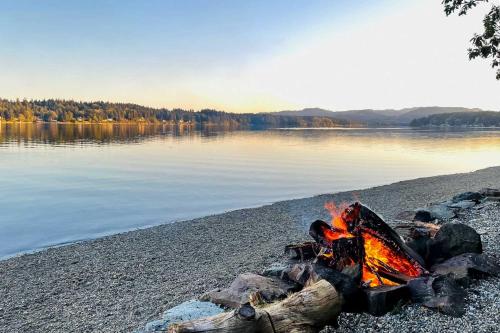 Dreamy Wooded Cabin with Private Beach and Kayaks!