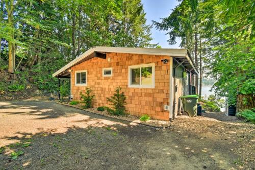 Dreamy Wooded Cabin with Private Beach and Kayaks!
