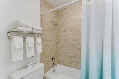 Sarasota Cay Club #612 - Heated Pool, Bunk Beds, Huge TV, Tiki Bar, More! in Sarasota, USA