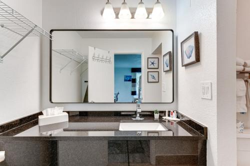 Sarasota Cay Club #612 - Heated Pool, Bunk Beds, Huge TV, Tiki Bar, More! in Sarasota, USA