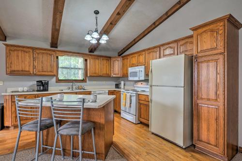 Table Rock Lake Getaway with Fire Pit, Deck and Grill! in Golden, USA