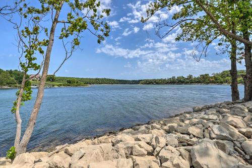 Table Rock Lake Getaway with Fire Pit, Deck and Grill! in Golden, USA