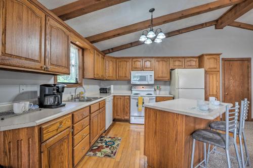 Table Rock Lake Getaway with Fire Pit, Deck and Grill! in Golden, USA