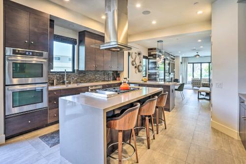 Modern Huntington Beach Home Less Than 1 Mi to Beach! in Huntington Beach, USA