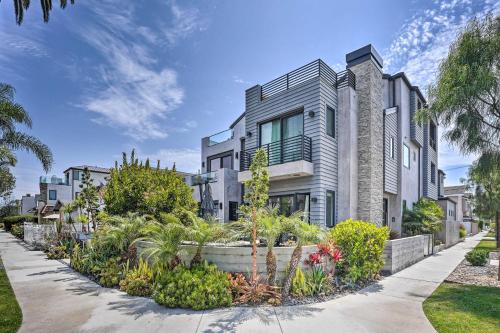Modern Huntington Beach Home Less Than 1 Mi to Beach! in Huntington Beach, USA