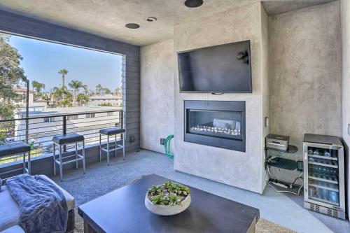 Modern Huntington Beach Home Less Than 1 Mi to Beach! in Huntington Beach, USA