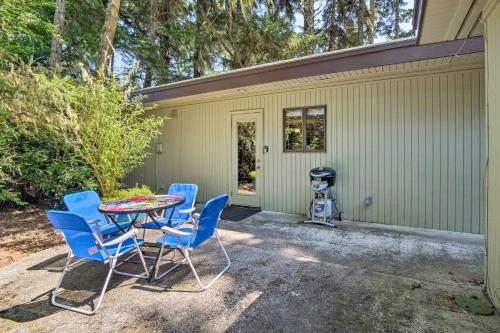 Coos Bay Cottage with Fireplace and BBQ Patio!