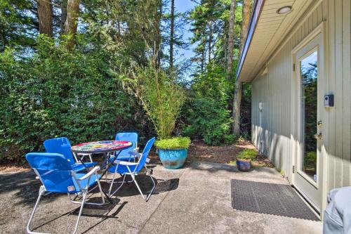 Coos Bay Cottage with Fireplace and BBQ Patio!