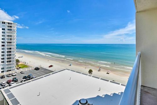 Cozy Daytona Beach Studio with Impeccable View! in Daytona Beach, USA