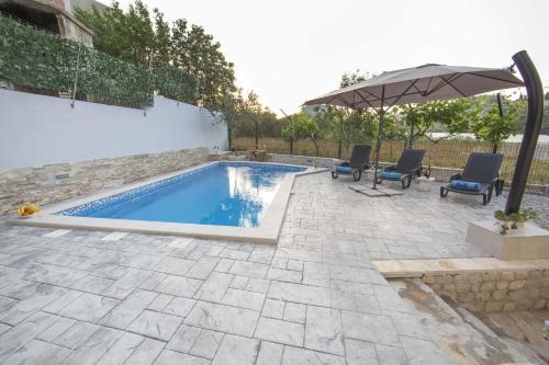 Family friendly apartments with a swimming pool Split - 14203 - image 5