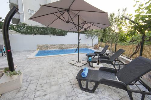 Family friendly apartments with a swimming pool Split - 14203 - image 8