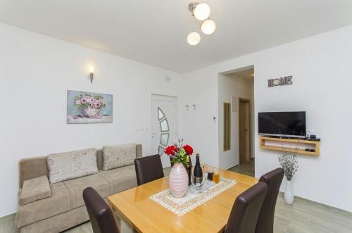 Family friendly apartments with a swimming pool Split - 14203 - image 9