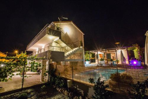 Family friendly house with a swimming pool Dvornica Rogoznica - 14300