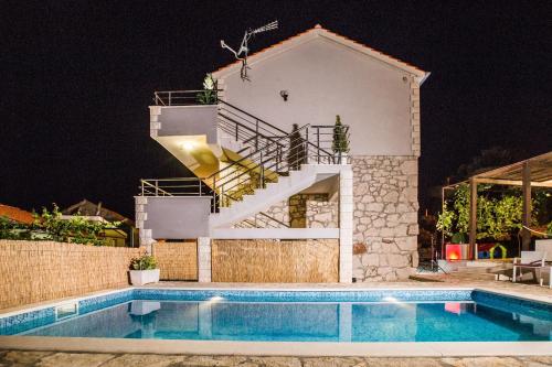 Family friendly house with a swimming pool Dvornica Rogoznica - 14300 - image 2
