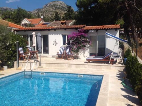 Family friendly apartments with a swimming pool Bol, Brac - 14379