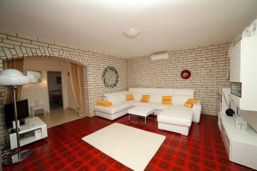 Family friendly apartments with a swimming pool Bol Brac - 14379 - image 9