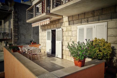Apartments by the sea Povlja Brac - 14399 - image 2