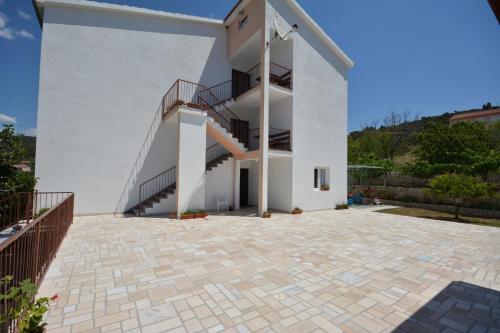 Apartments with a parking space Vinisce Trogir - 14407 - image 3