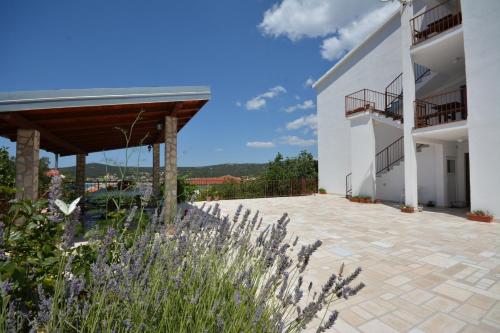 Apartments with a parking space Vinisce Trogir - 14407 - image 9