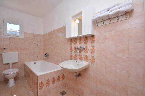 Apartments with a parking space Vinisce Trogir - 14407 - image 11