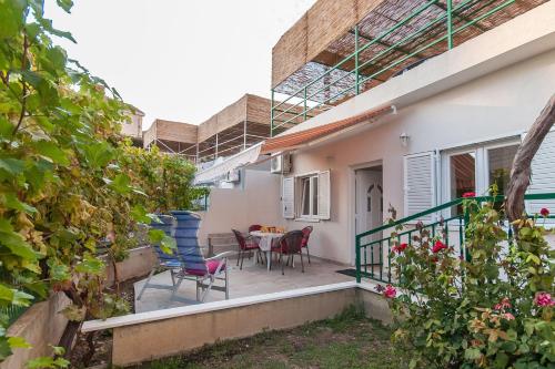  Apartments with a parking space Omis - 14422 in Omiš