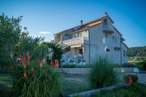  Apartments with a parking space Supetarska Draga - Donja, Rab - 14425 in Rab