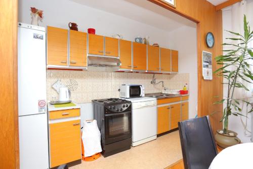 Apartments by the sea Sumpetar Omis - 14450 - image 12