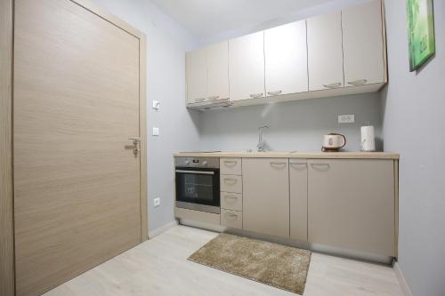 Apartments and rooms with WiFi Zadar - 14528 - image 6
