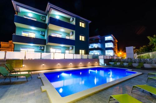  Apartments with a swimming pool Mavarstica, Ciovo - 14535, Pension in Trogir