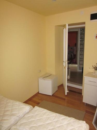 Twin Room image 7