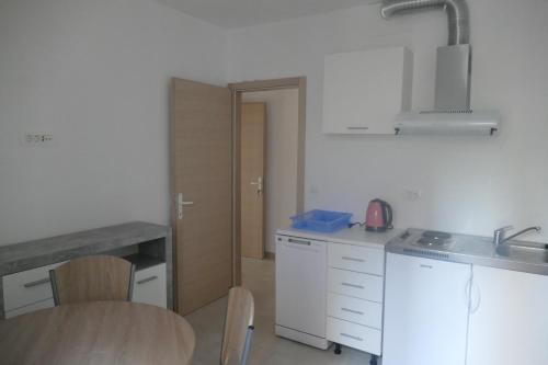 Apartments with a parking space Makarska - 14560 - image 3