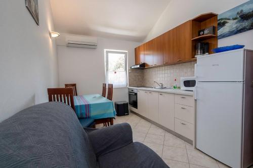 Family friendly apartments with a swimming pool Palit Rab - 16330 - image 10