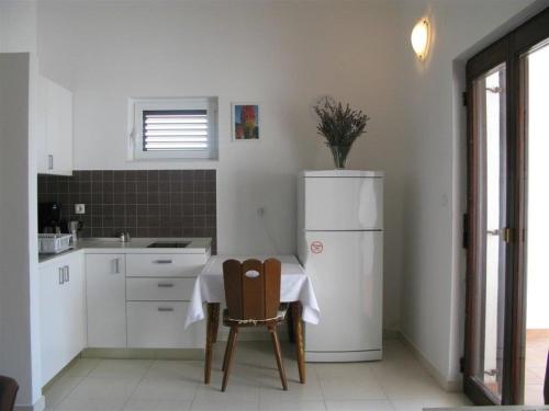 Apartments with parking space Palit Rab - 16356 - image 2