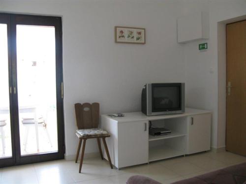 One-Bedroom Apartment with Terrace image 3