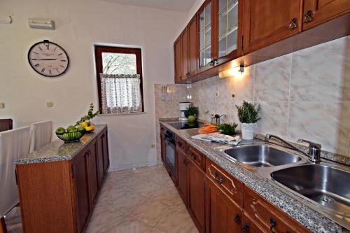 Holiday house with a swimming pool Okrug Donji Ciovo - 16560 - image 2