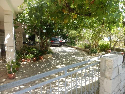 Apartments by the sea Sucuraj Hvar - 16404 - image 14