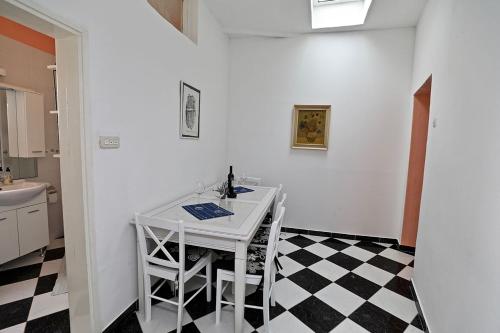 Apartments by the sea Sucuraj Hvar - 16404 - image 6