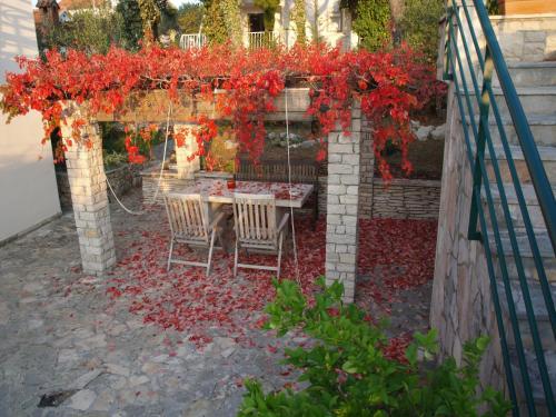 Holiday house with a parking space Splitska Brac - 16530 - image 2