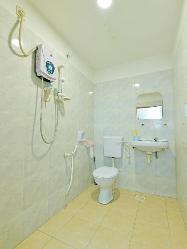 Bathroom, OYO 90494 Sam Huat Hotel near Kukup Island Johor National Park