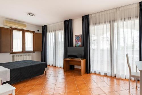 2 queen beds, 3 twin beds