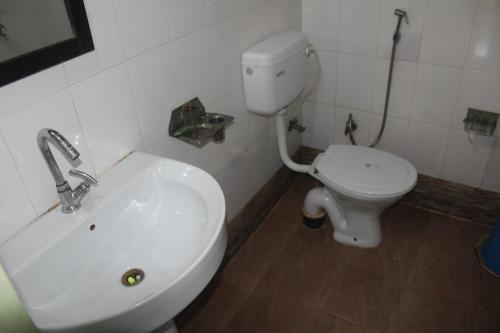 Bathroom, Shuklaphanta Jungle Cottage in Dhangadhi