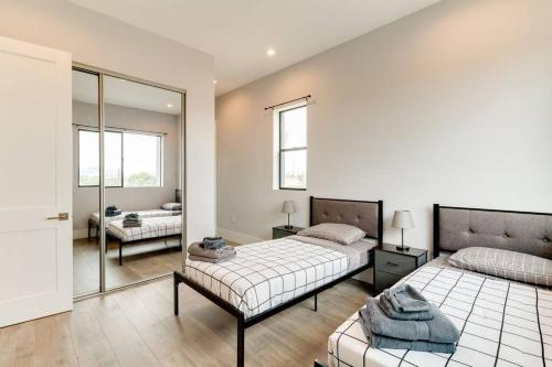 2 New Luxury Modern 3 story homes, Los Angeles (fotografie 6)
